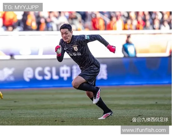 足球明星背手出场引发热议球迷纷纷猜测背后故事与心情